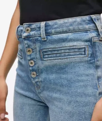 Hoch geschnittene Jeans mit ausgestelltem Bein