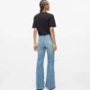 Hoch geschnittene Jeans mit ausgestelltem Bein Hoch geschnittene Jeans mit ausgestelltem Bein