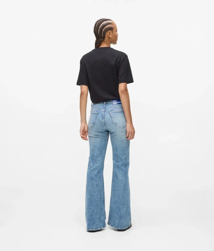 Hoch geschnittene Jeans mit ausgestelltem Bein Hoch geschnittene Jeans mit ausgestelltem Bein
