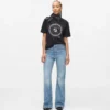 Hoch geschnittene Jeans mit ausgestelltem Bein Hoch geschnittene Jeans mit ausgestelltem Bein