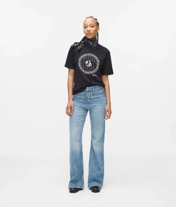 Hoch geschnittene Jeans mit ausgestelltem Bein Hoch geschnittene Jeans mit ausgestelltem Bein