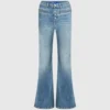 Hoch geschnittene Jeans mit ausgestelltem Bein Hoch geschnittene Jeans mit ausgestelltem Bein