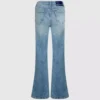 Hoch geschnittene Jeans mit ausgestelltem Bein Hoch geschnittene Jeans mit ausgestelltem Bein