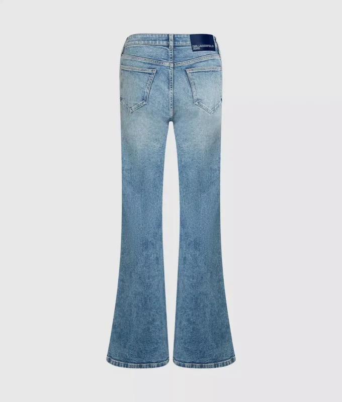 Hoch geschnittene Jeans mit ausgestelltem Bein Hoch geschnittene Jeans mit ausgestelltem Bein