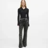 Hoch geschnittene Jeans mit Naht und ausgestelltem Bein