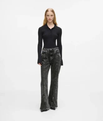 Hoch geschnittene Jeans mit Naht und ausgestelltem Bein