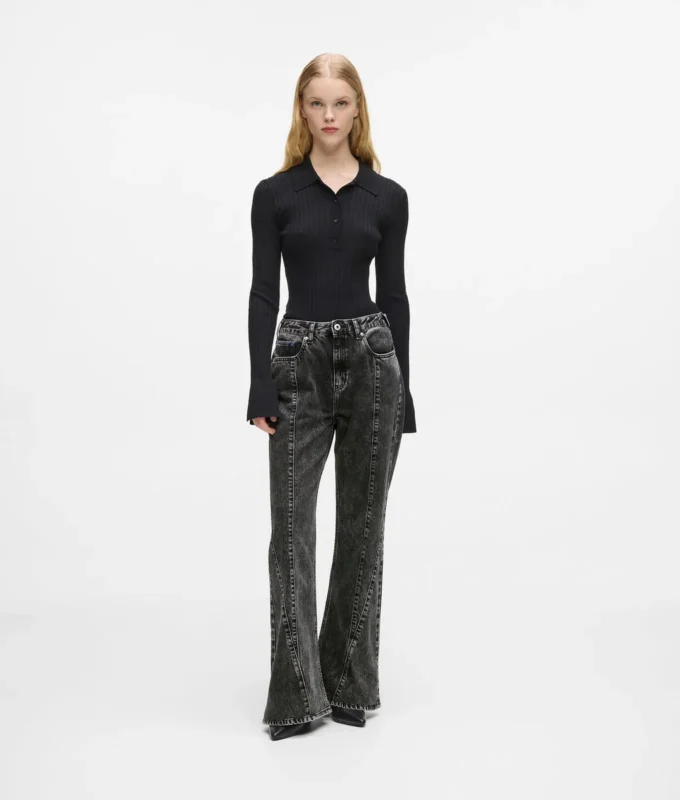 Hoch geschnittene Jeans mit Naht und ausgestelltem Bein