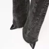 Hoch geschnittene Jeans mit Naht und ausgestelltem Bein