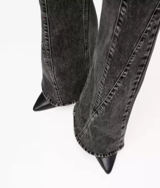 Hoch geschnittene Jeans mit Naht und ausgestelltem Bein
