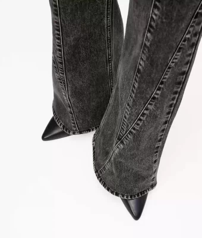 Hoch geschnittene Jeans mit Naht und ausgestelltem Bein