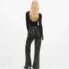 Hoch geschnittene Jeans mit Naht und ausgestelltem Bein