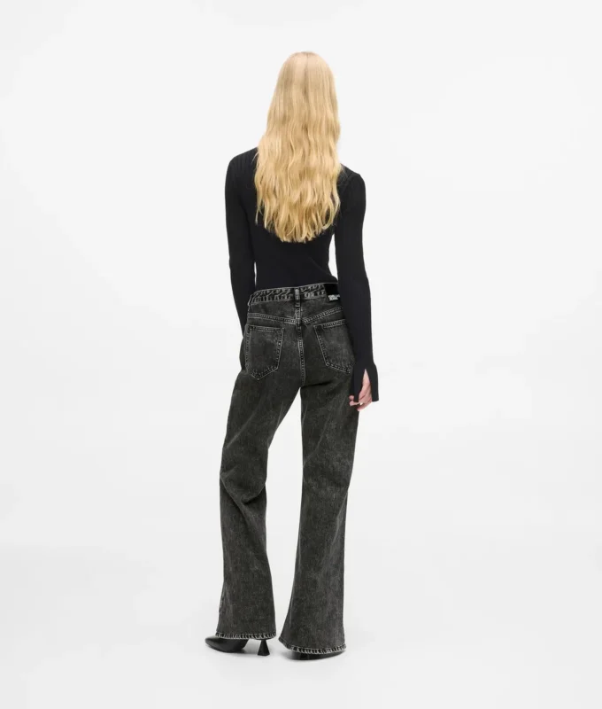 Hoch geschnittene Jeans mit Naht und ausgestelltem Bein