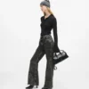 Hoch geschnittene Jeans mit Naht und ausgestelltem Bein