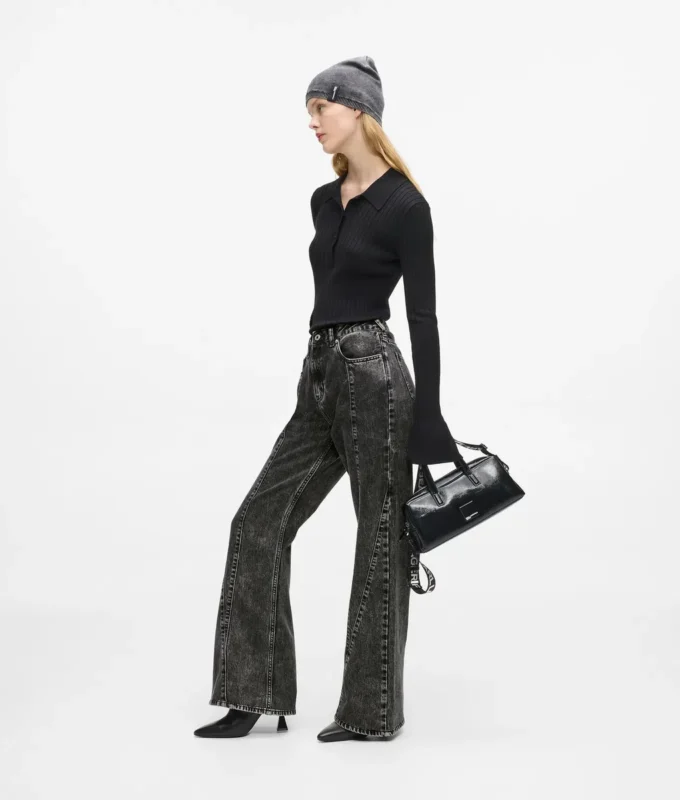Hoch geschnittene Jeans mit Naht und ausgestelltem Bein