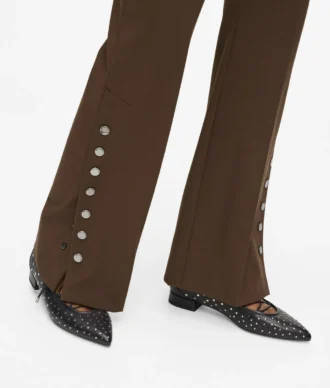 Hose mit Druckknöpfen