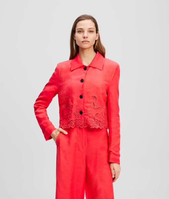 JACKE MIT AUSGESCHNITTENER STICKEREI JACKE MIT AUSGESCHNITTENER STICKEREI