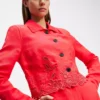 JACKE MIT AUSGESCHNITTENER STICKEREI JACKE MIT AUSGESCHNITTENER STICKEREI
