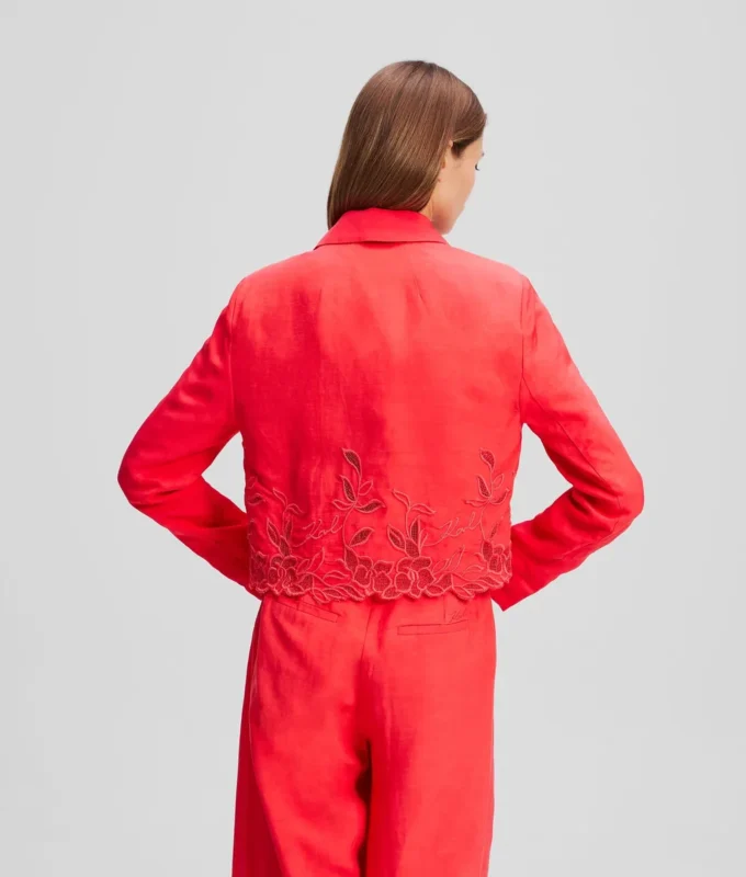 JACKE MIT AUSGESCHNITTENER STICKEREI JACKE MIT AUSGESCHNITTENER STICKEREI