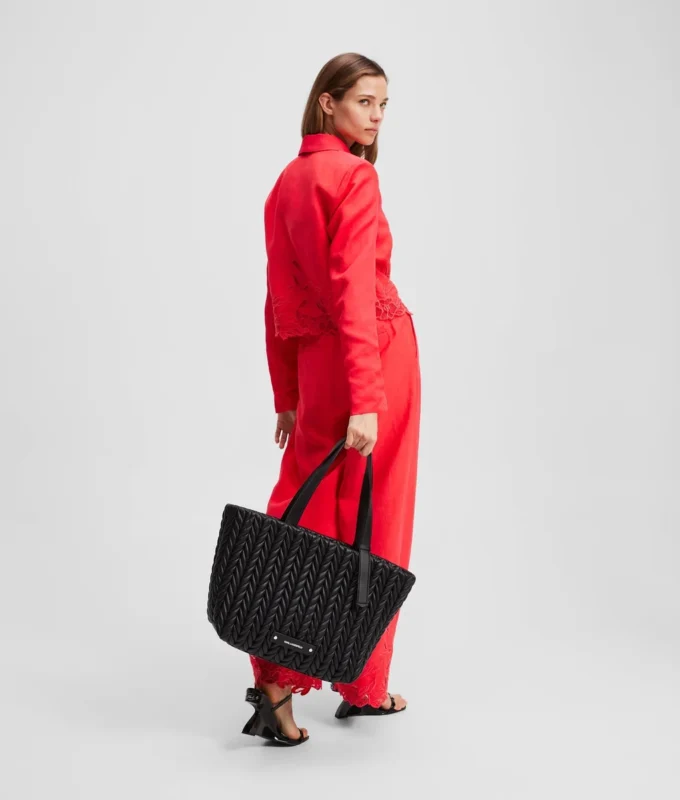 JACKE MIT AUSGESCHNITTENER STICKEREI JACKE MIT AUSGESCHNITTENER STICKEREI