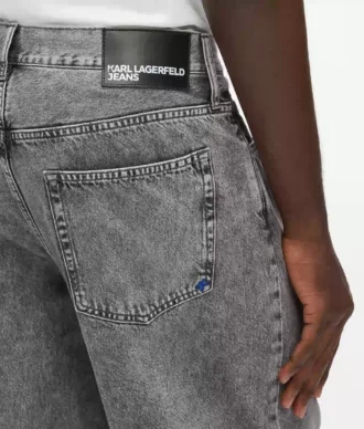 Jeans mit ausgestelltem Bein