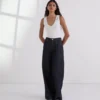 JEANS MIT BREITEM BEIN UND KONTRASTSTICHEN