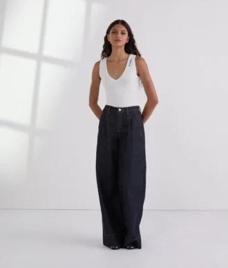 JEANS MIT BREITEM BEIN UND KONTRASTSTICHEN JEANS MIT BREITEM BEIN UND KONTRASTSTICHEN