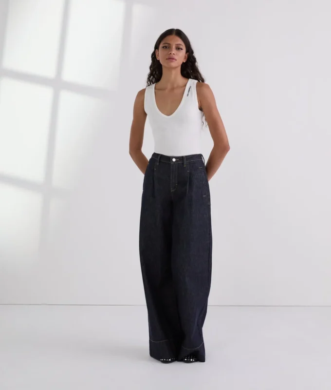 JEANS MIT BREITEM BEIN UND KONTRASTSTICHEN