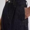 JEANS MIT BREITEM BEIN UND KONTRASTSTICHEN