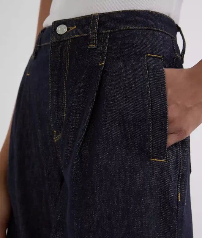 JEANS MIT BREITEM BEIN UND KONTRASTSTICHEN