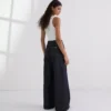 JEANS MIT BREITEM BEIN UND KONTRASTSTICHEN