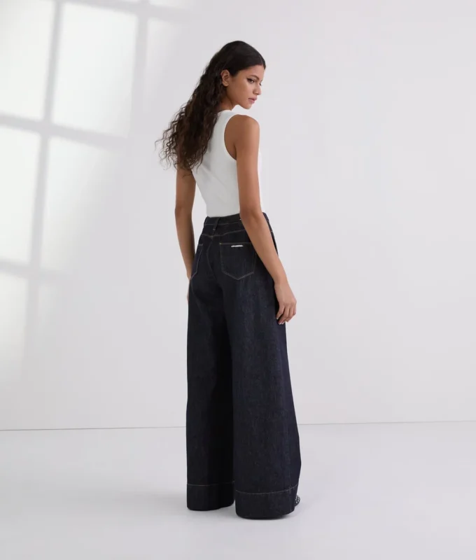 JEANS MIT BREITEM BEIN UND KONTRASTSTICHEN