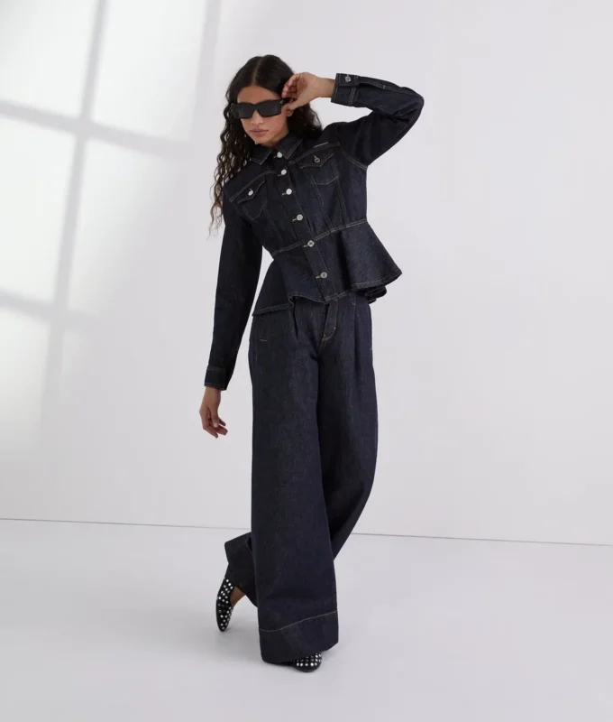 JEANS MIT BREITEM BEIN UND KONTRASTSTICHEN