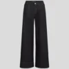 JEANS MIT BREITEM BEIN UND KONTRASTSTICHEN