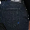 Jeans mit geschlitztem Saum Jeans mit geschlitztem Saum