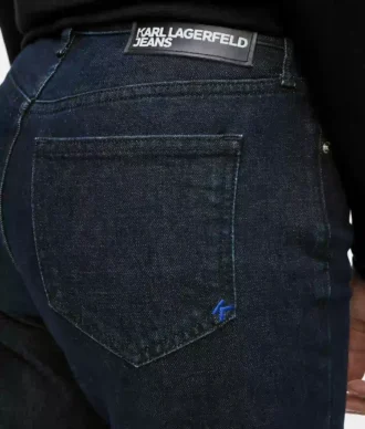 Jeans mit geschlitztem Saum