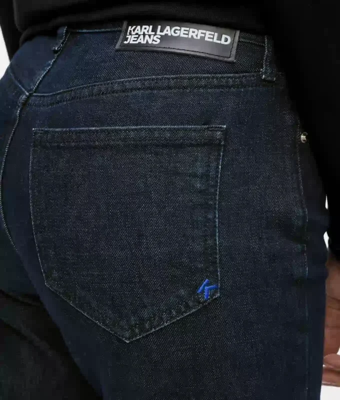 Jeans mit geschlitztem Saum Jeans mit geschlitztem Saum