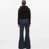 Jeans mit geschlitztem Saum Jeans mit geschlitztem Saum