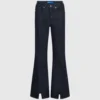 Jeans mit geschlitztem Saum Jeans mit geschlitztem Saum