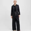 JEANS MIT KNOPFLEISTE UND WEITEM BEIN JEANS MIT KNOPFLEISTE UND WEITEM BEIN