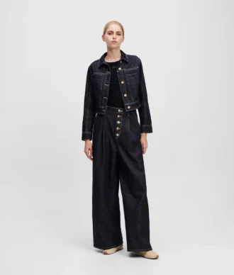 JEANS MIT KNOPFLEISTE UND WEITEM BEIN