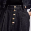 JEANS MIT KNOPFLEISTE UND WEITEM BEIN JEANS MIT KNOPFLEISTE UND WEITEM BEIN