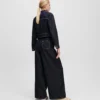 JEANS MIT KNOPFLEISTE UND WEITEM BEIN JEANS MIT KNOPFLEISTE UND WEITEM BEIN