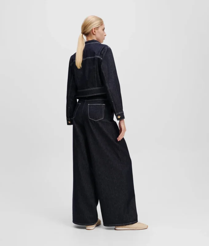 JEANS MIT KNOPFLEISTE UND WEITEM BEIN JEANS MIT KNOPFLEISTE UND WEITEM BEIN
