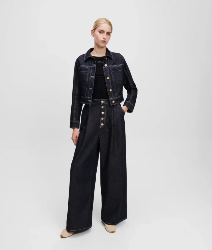 JEANS MIT KNOPFLEISTE UND WEITEM BEIN JEANS MIT KNOPFLEISTE UND WEITEM BEIN