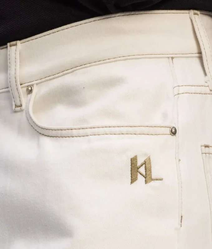 JEANS MIT KONTRASTSTICHEN JEANS MIT KONTRASTSTICHEN