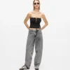 Jeans mit mittlerer Leibhöhe und geradem Bein Jeans mit mittlerer Leibhöhe und geradem Bein