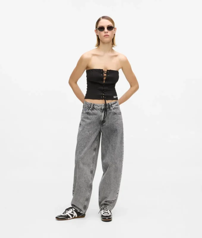 Jeans mit mittlerer Leibhöhe und geradem Bein Jeans mit mittlerer Leibhöhe und geradem Bein