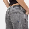 Jeans mit mittlerer Leibhöhe und geradem Bein Jeans mit mittlerer Leibhöhe und geradem Bein