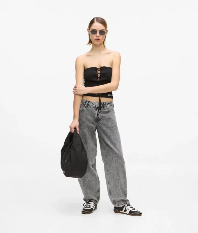 Jeans mit mittlerer Leibhöhe und geradem Bein Jeans mit mittlerer Leibhöhe und geradem Bein