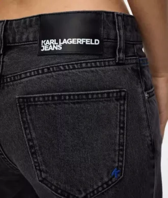 Jeans mit niedriger Leibhöhe und weitem Bein Jeans mit niedriger Leibhöhe und weitem Bein